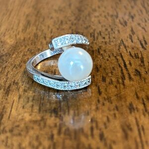 Fashion pearl and cubic zirconia silver tone ring